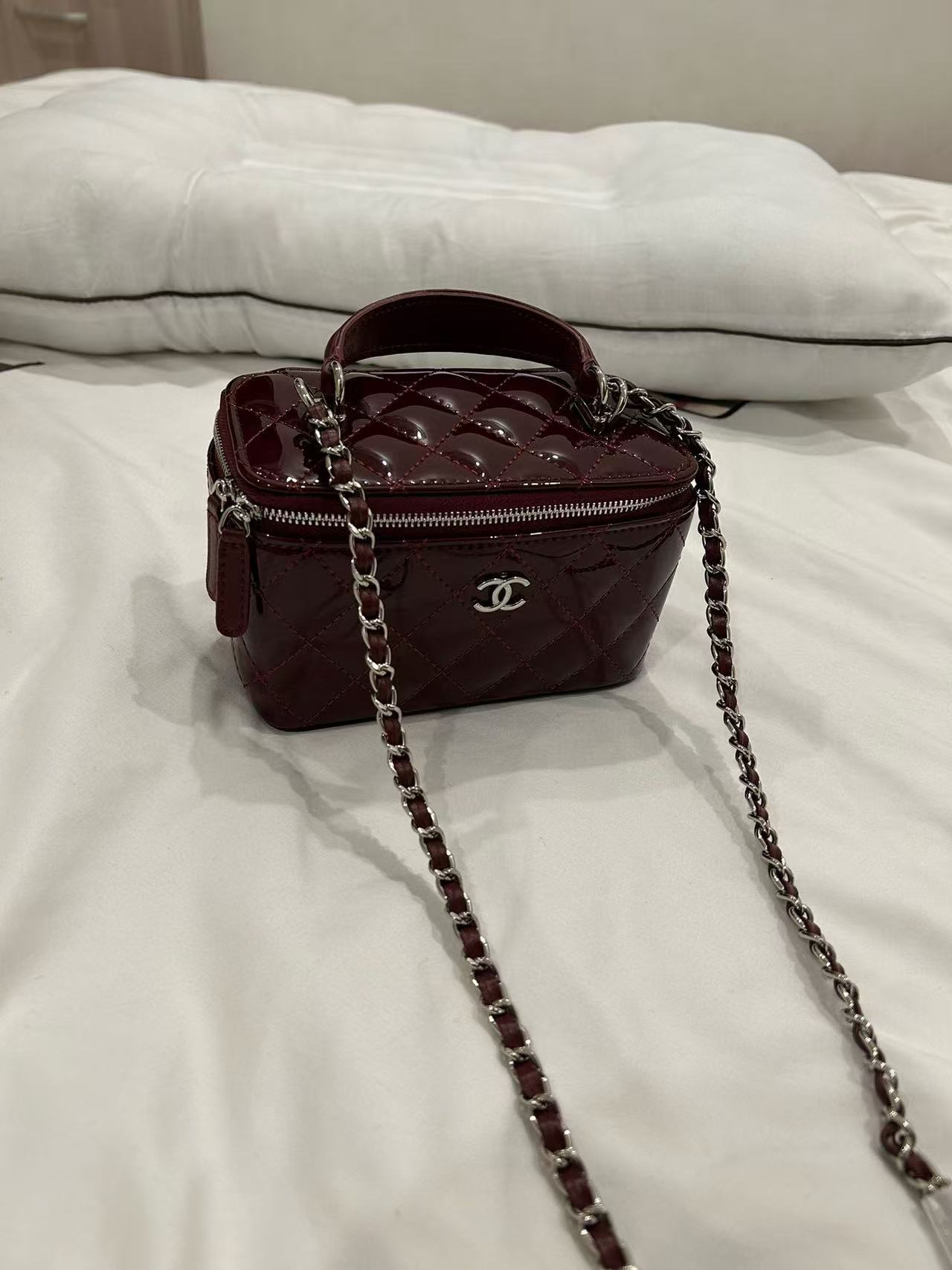 CHANE1 パテントレザー ハンドチェーンバッグ【50％割引+送料無料】