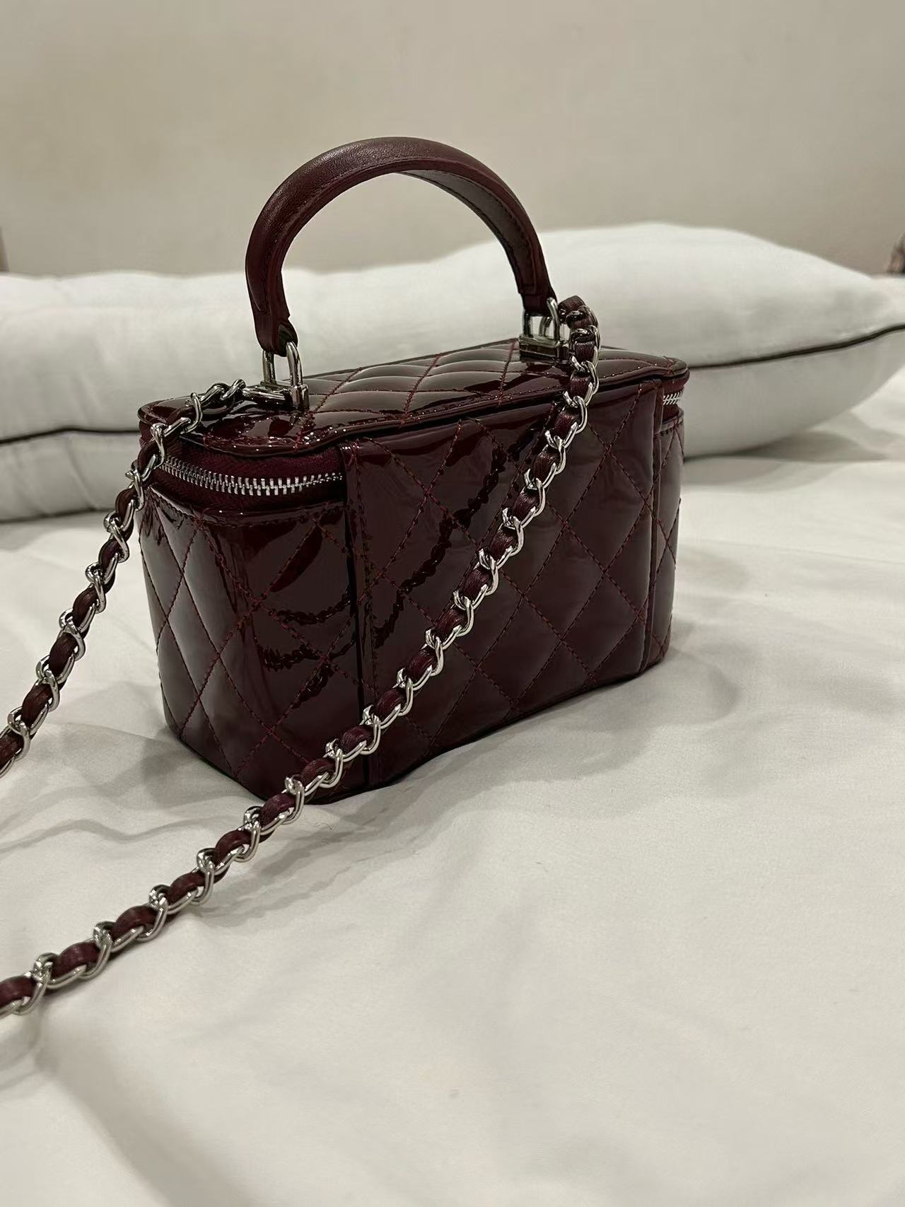 CHANE1 パテントレザー ハンドチェーンバッグ【50％割引+送料無料】