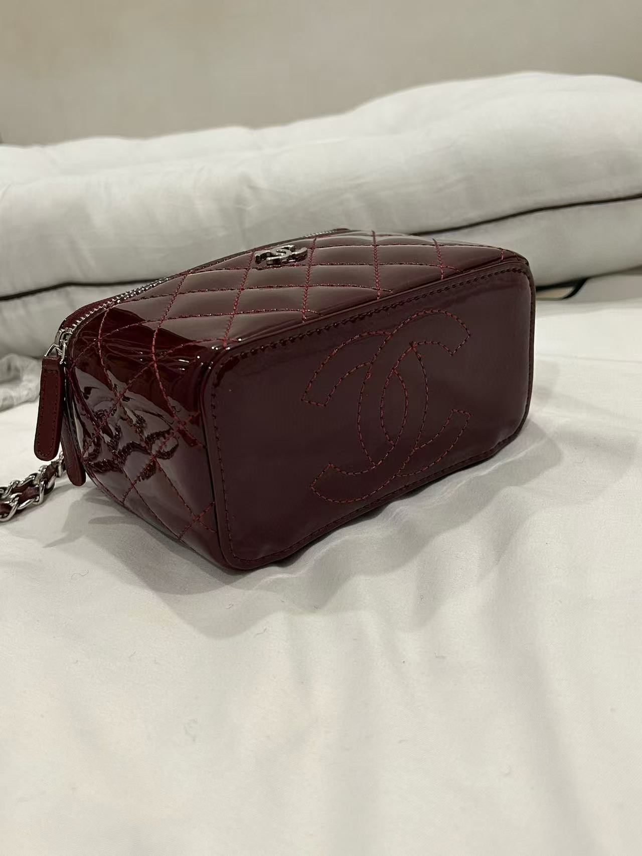 CHANE1 パテントレザー ハンドチェーンバッグ【50％割引+送料無料】