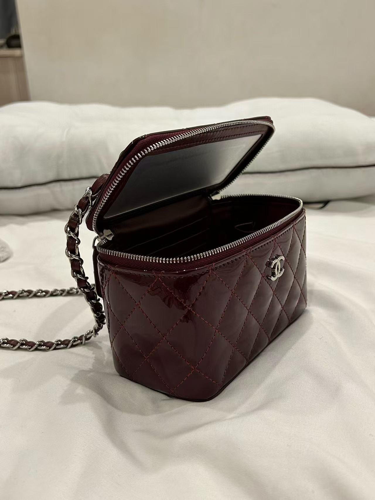 CHANE1 パテントレザー ハンドチェーンバッグ【50％割引+送料無料】