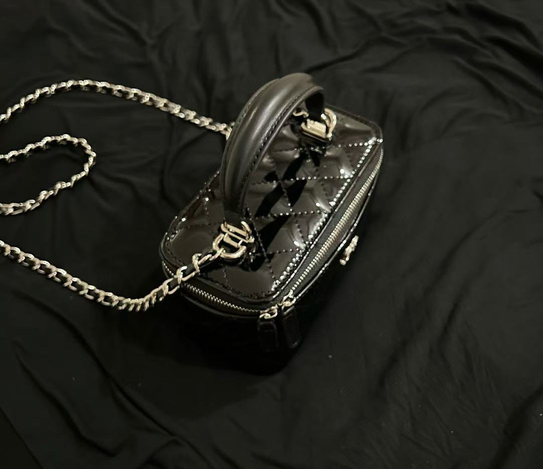 CHANE1 パテントレザー ハンドチェーンバッグ【50％割引+送料無料】