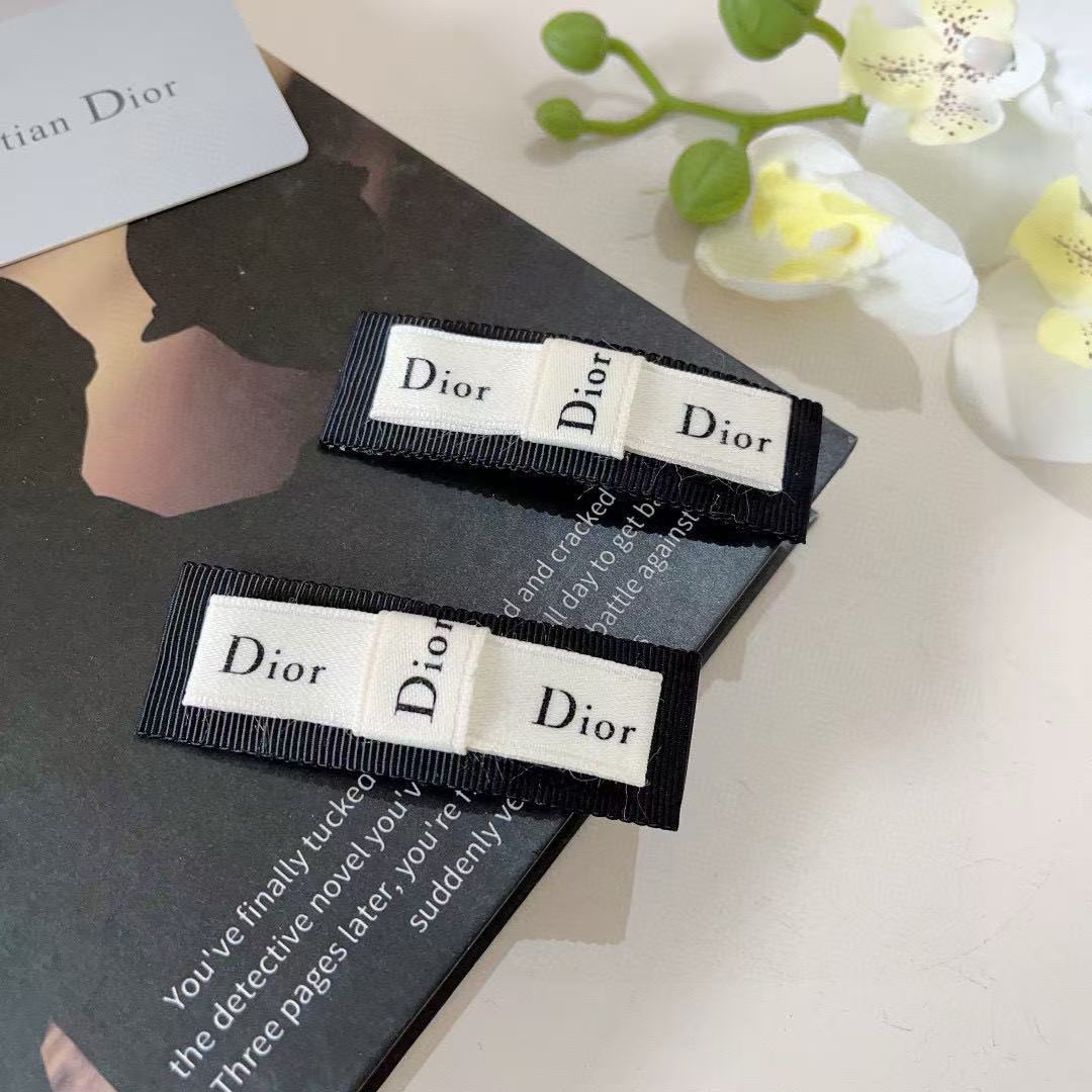 DI0R クラシックレター前髪ヘアクリップ【50％割引+送料無料】