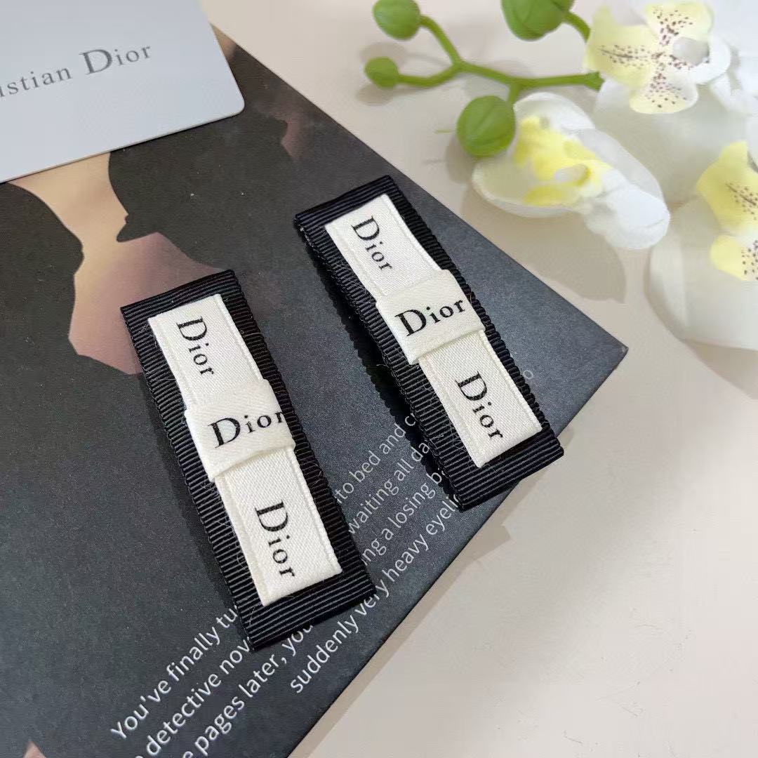 DI0R クラシックレター前髪ヘアクリップ【50％割引+送料無料】