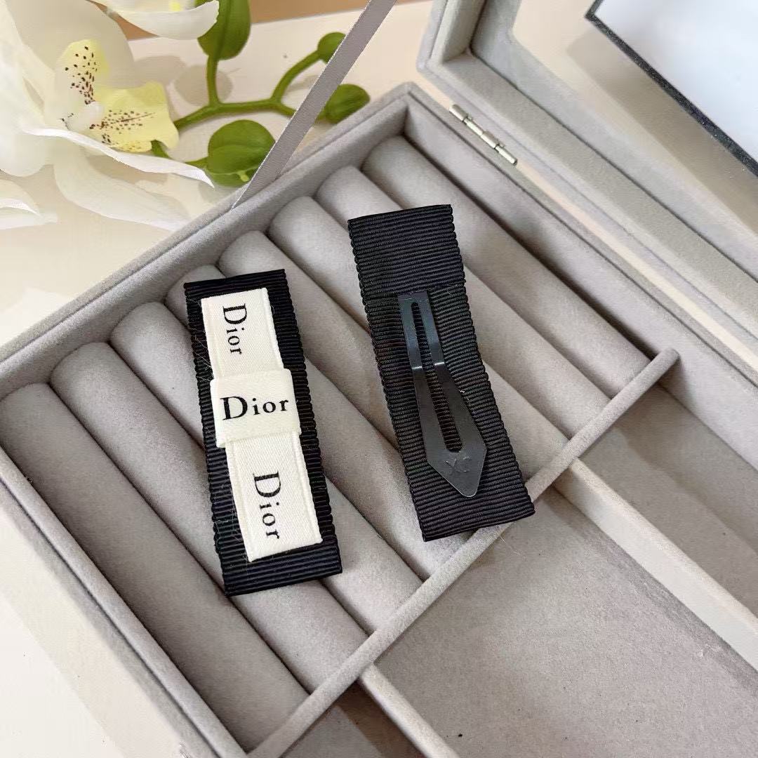 DI0R クラシックレター前髪ヘアクリップ【50％割引+送料無料】