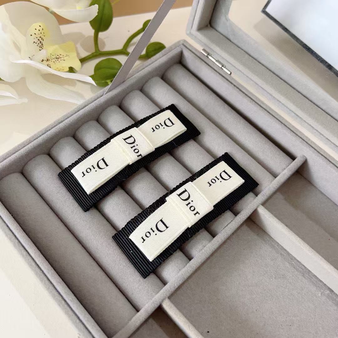 DI0R クラシックレター前髪ヘアクリップ【50％割引+送料無料】