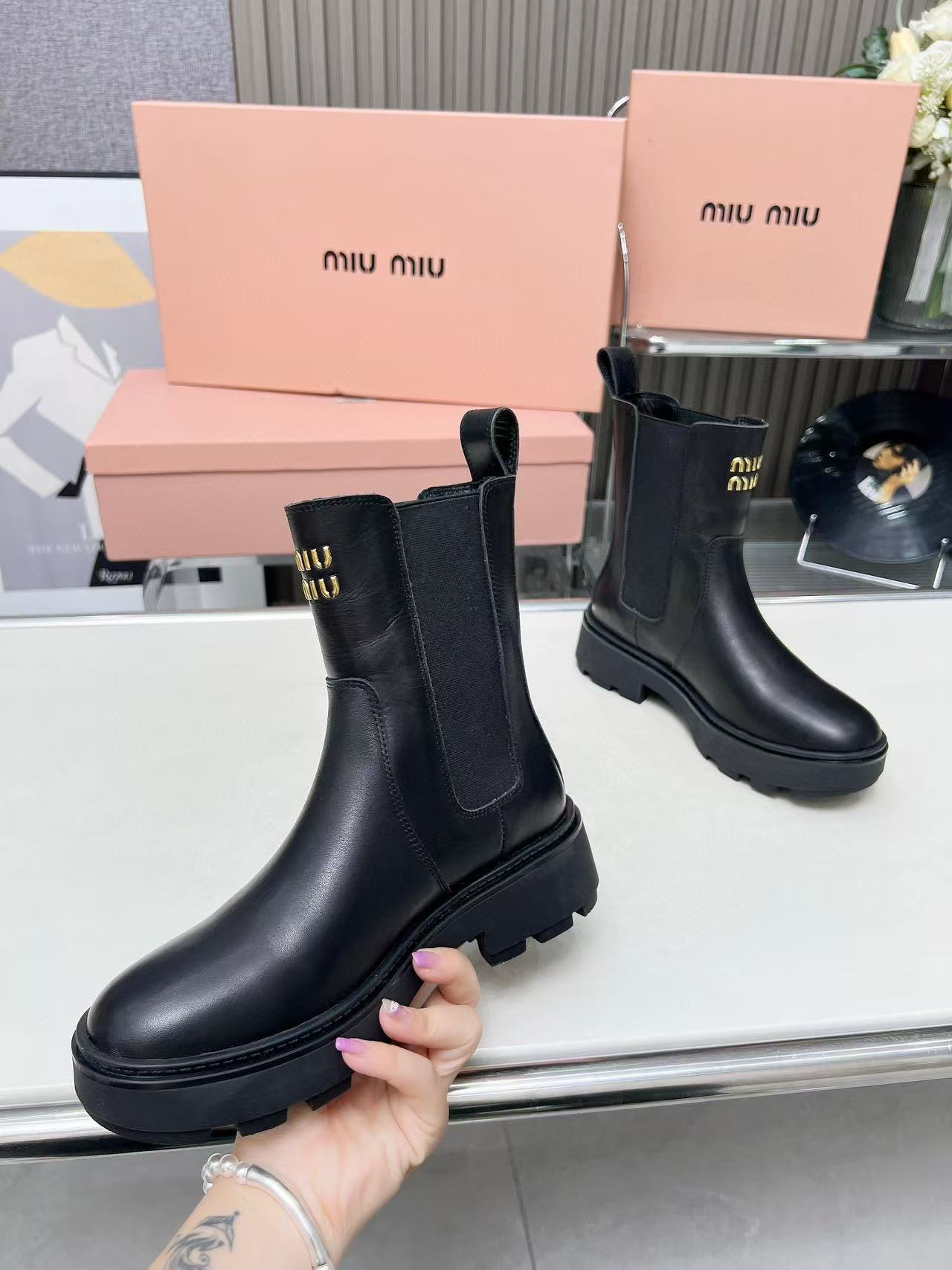 M1UM1U 上質シンプル牛革ショートブーツ【50％割引+送料無料】