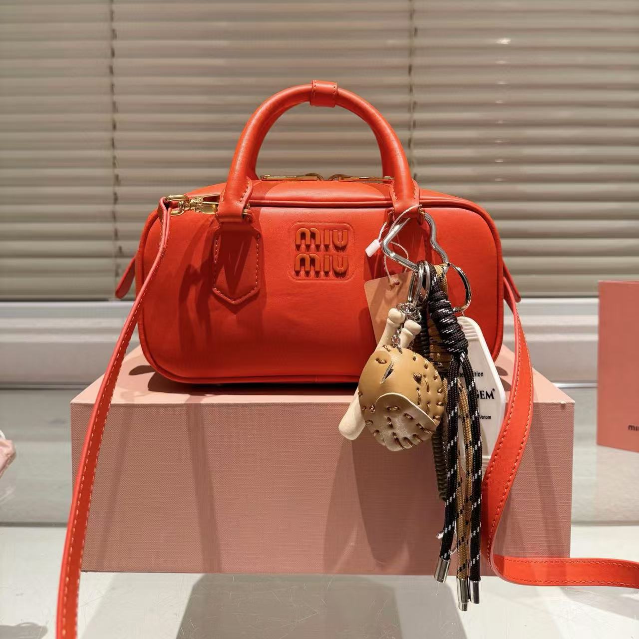 M1UM1U シンプルハンドバッグ【50％割引+送料無料】