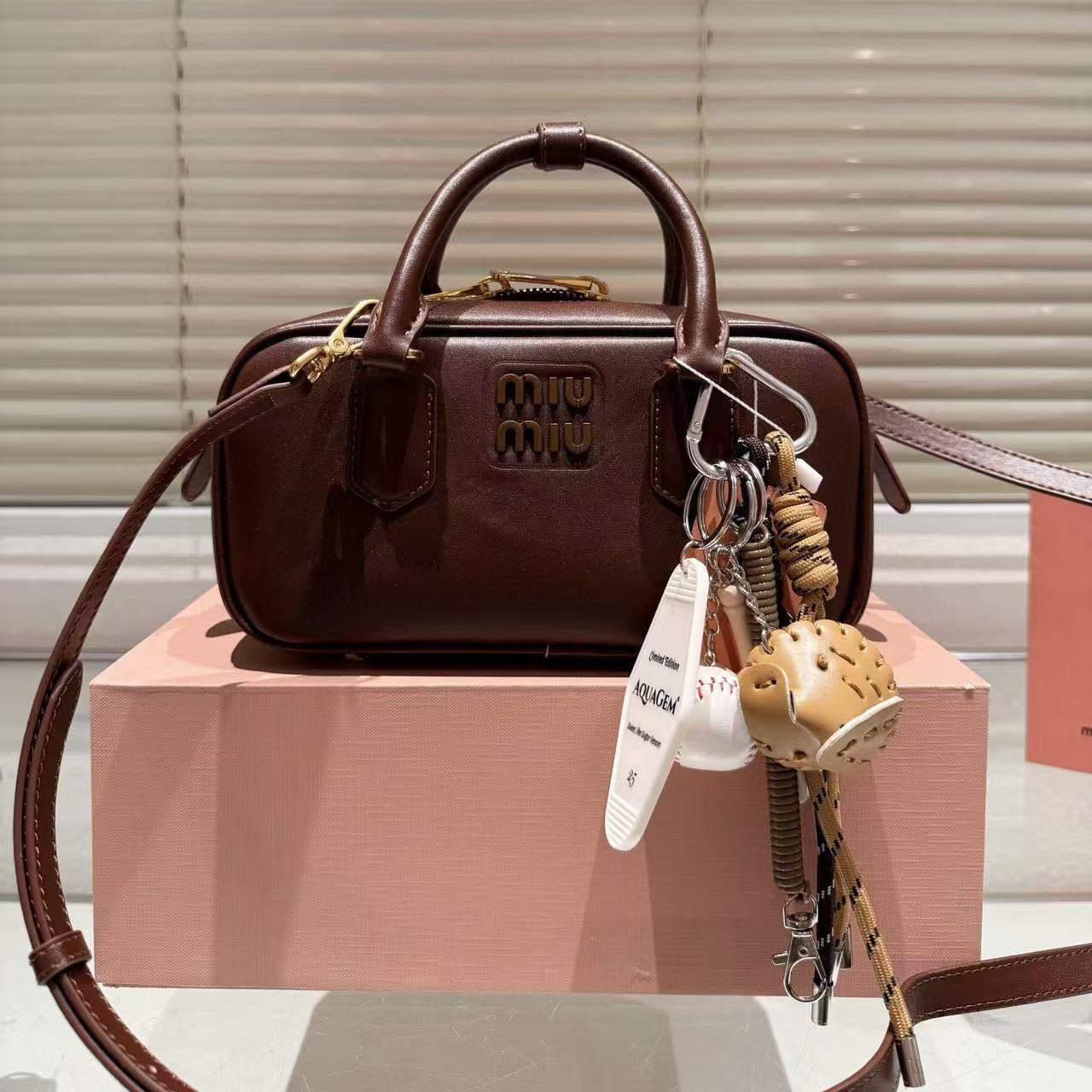 M1UM1U シンプルハンドバッグ【50％割引+送料無料】