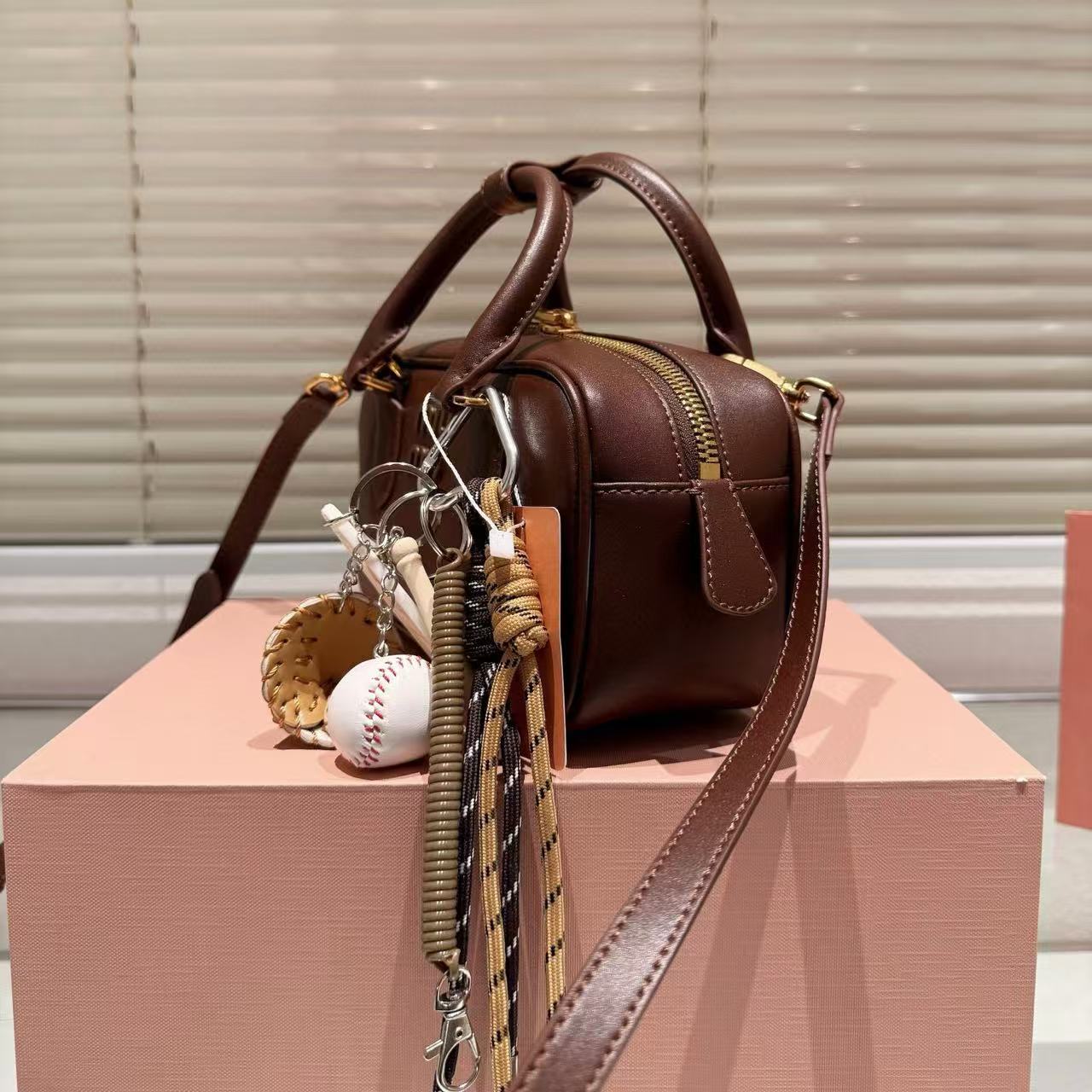 M1UM1U シンプルハンドバッグ【50％割引+送料無料】