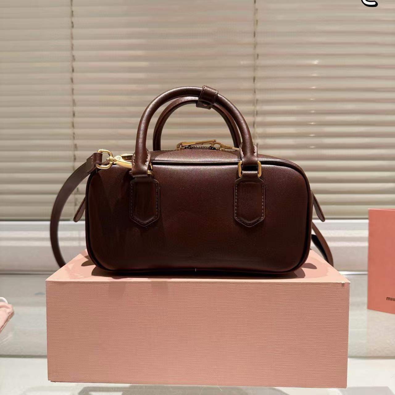 M1UM1U シンプルハンドバッグ【50％割引+送料無料】