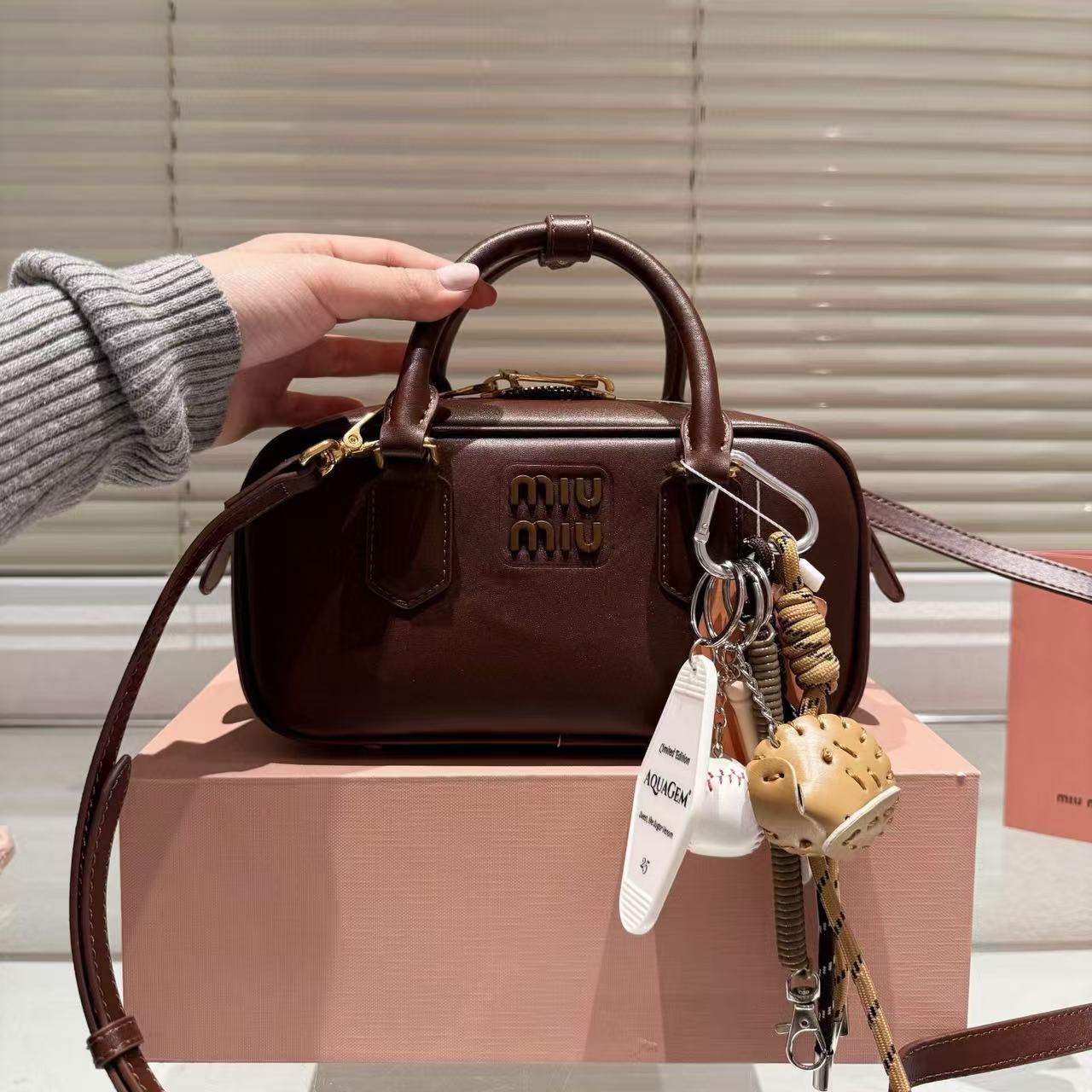 M1UM1U シンプルハンドバッグ【50％割引+送料無料】