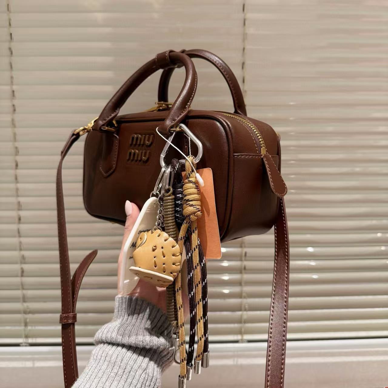 M1UM1U シンプルハンドバッグ【50％割引+送料無料】