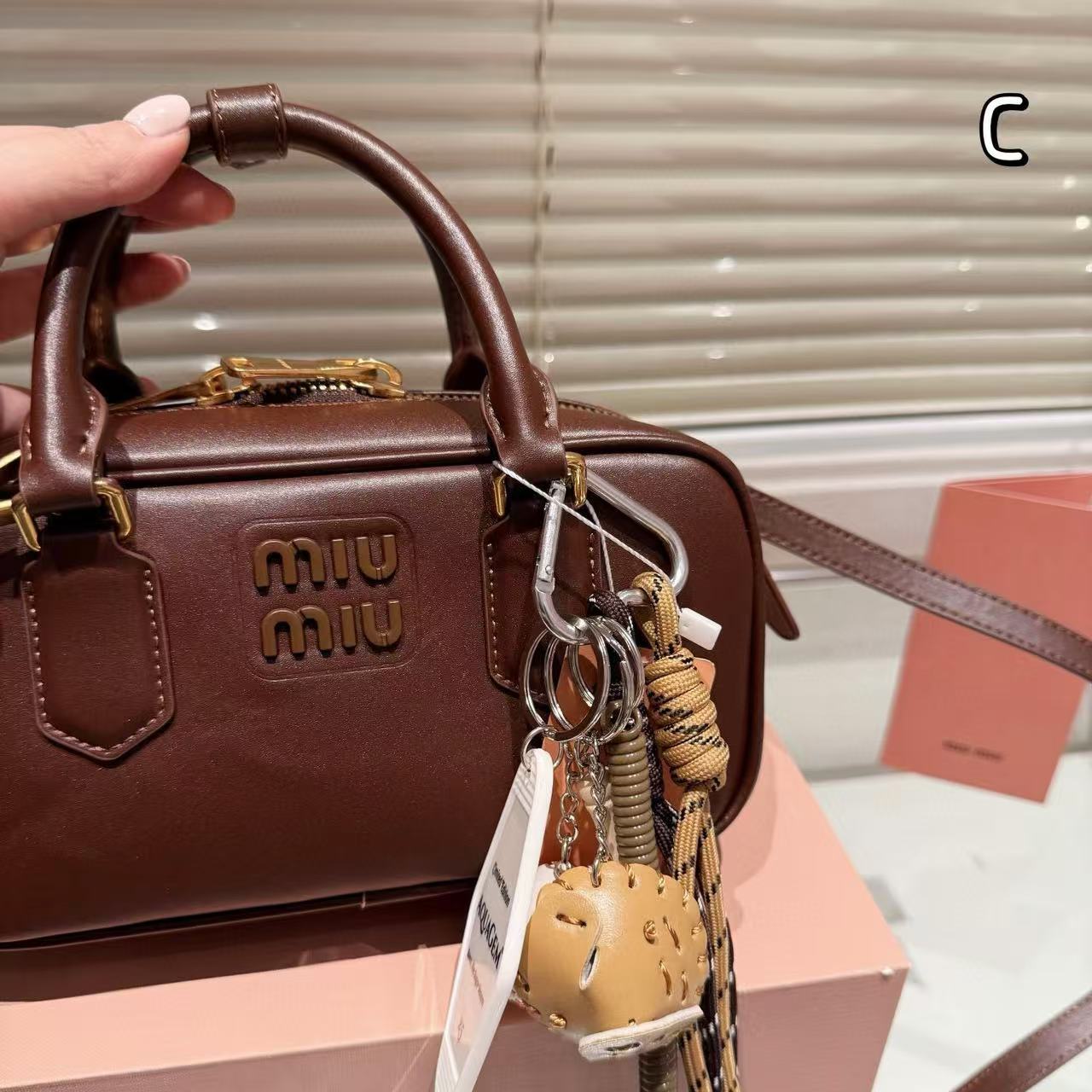 M1UM1U シンプルハンドバッグ【50％割引+送料無料】