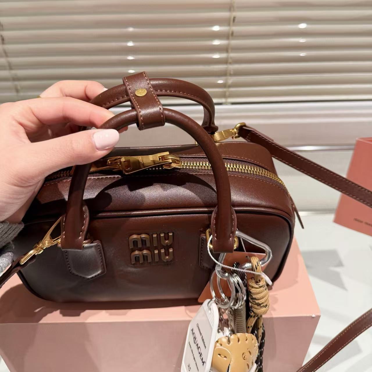 M1UM1U シンプルハンドバッグ【50％割引+送料無料】