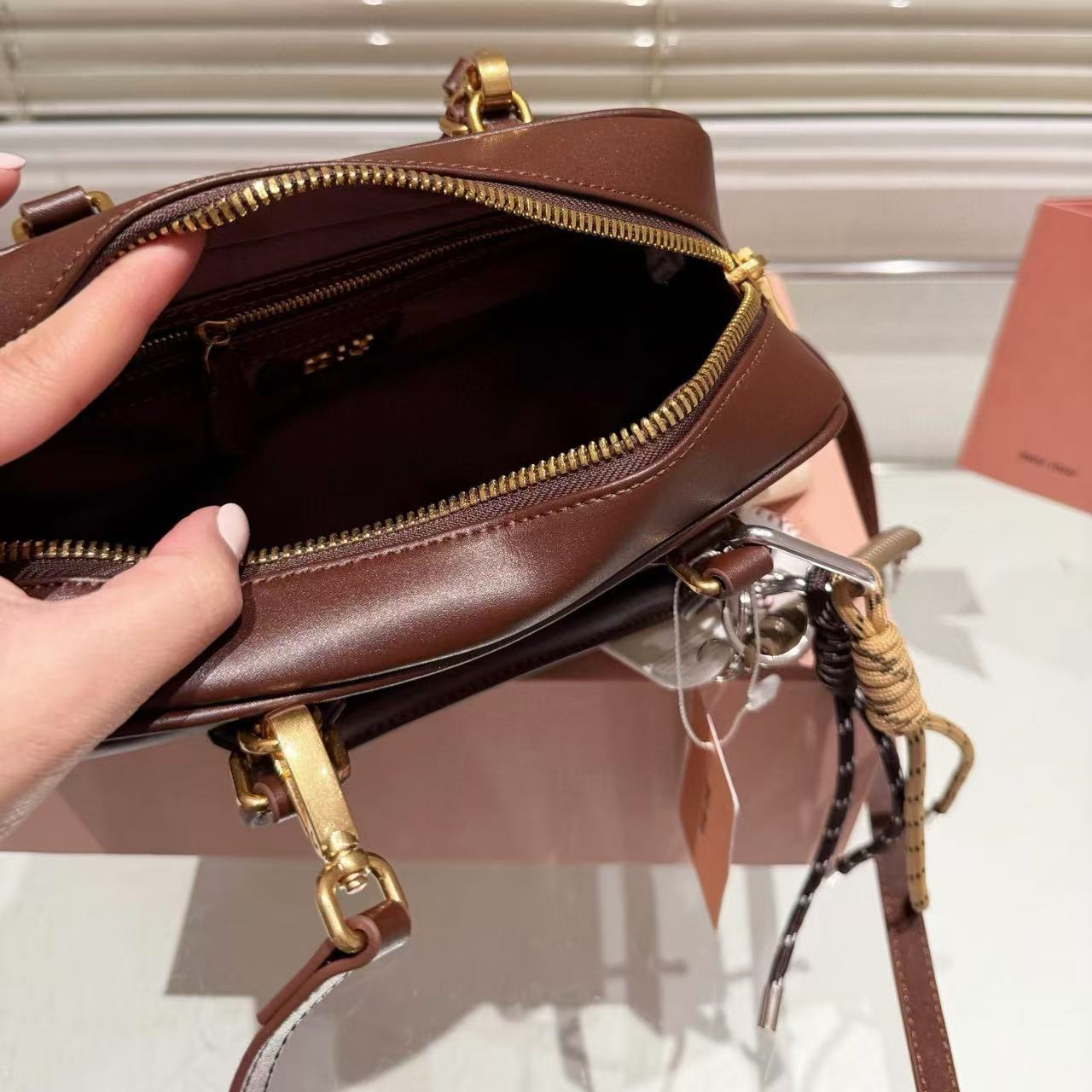 M1UM1U シンプルハンドバッグ【50％割引+送料無料】