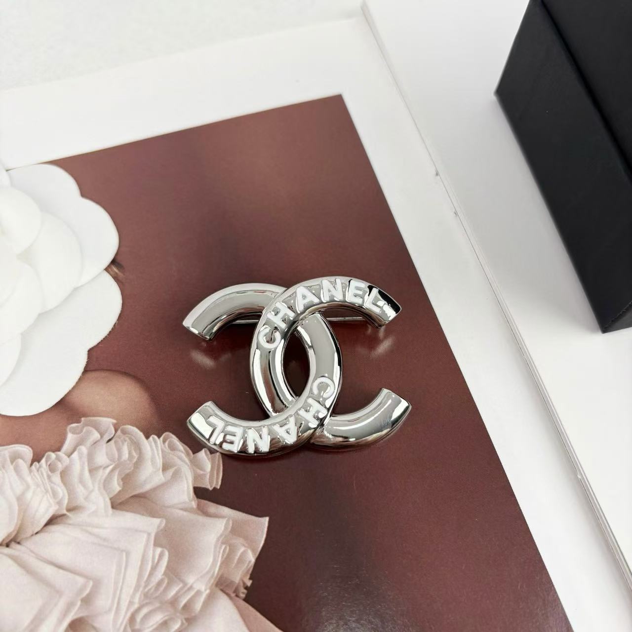 CHANE1 ダブルCレターブローチ【50％割引+送料無料】