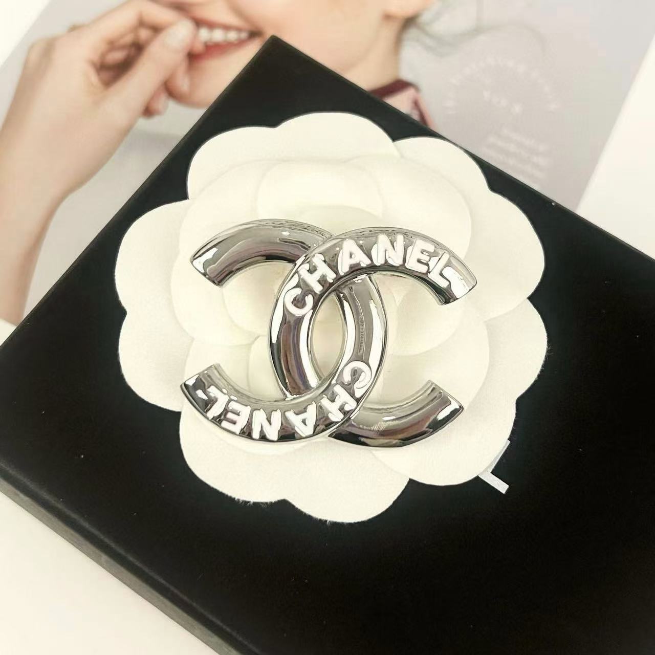 CHANE1 ダブルCレターブローチ【50％割引+送料無料】