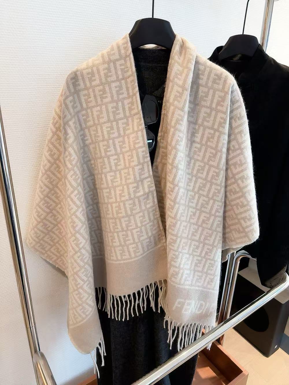 FEND1 タッセルカシミヤスカーフ【50％割引+送料無料】