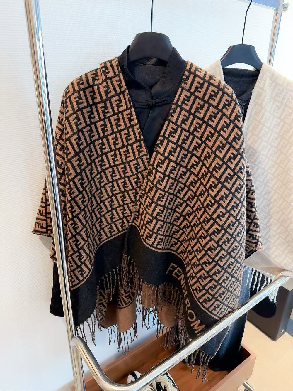 FEND1 タッセルカシミヤスカーフ【50％割引+送料無料】