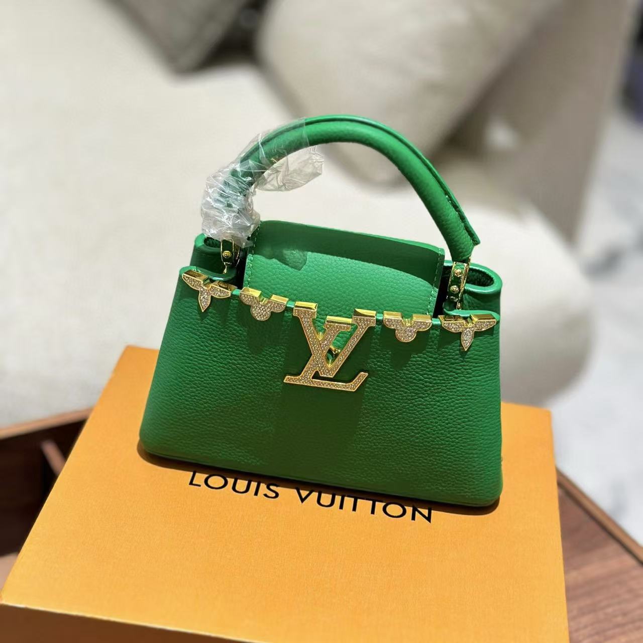 LV Capucines 高品質牛革ハンドバッグ【50％割引+送料無料】