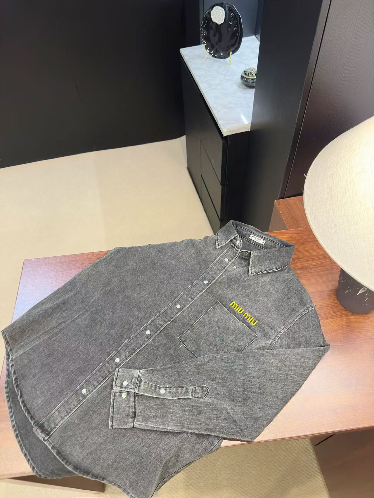 M1UM1U 刺繍レタリングデニムシャツ【 50％割引+送料無料】