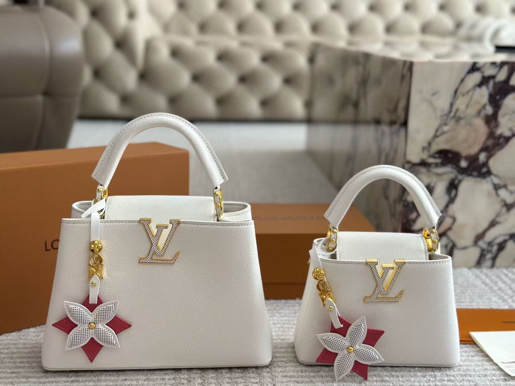 LV Capucinesメタルバックルハンドバッグ【50％割引+送料無料】