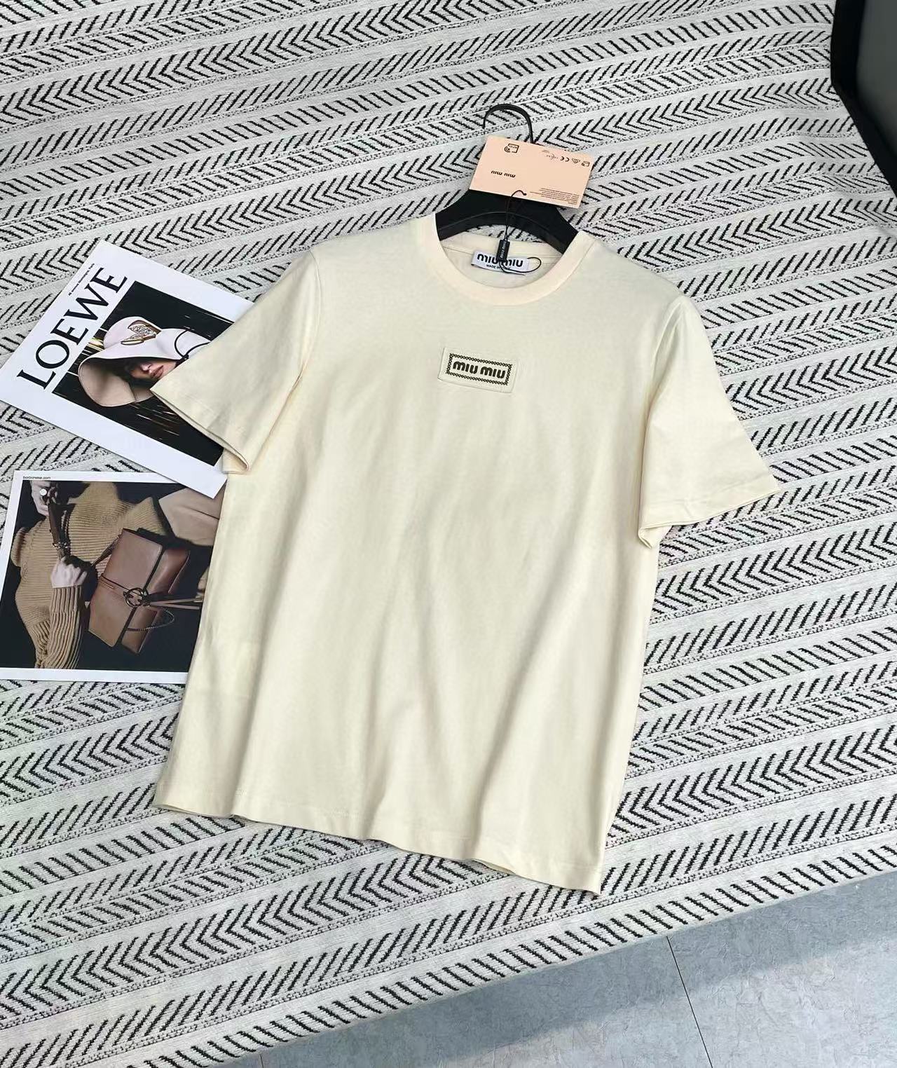 M1UM1U 刺繍レタリングTシャツ【50％割引+送料無料】