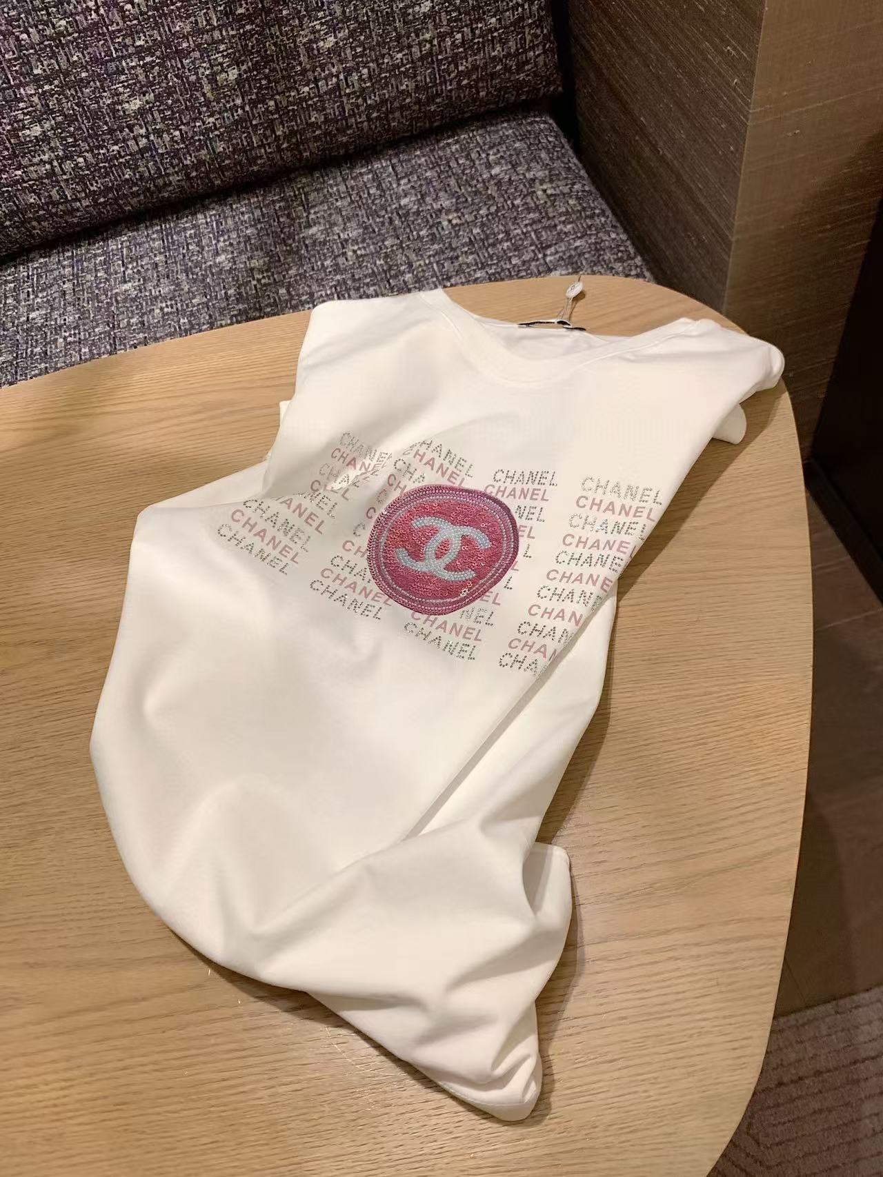 CHANE1 スパンコールダブルCロゴTシャツ【 50％割引+送料無料】