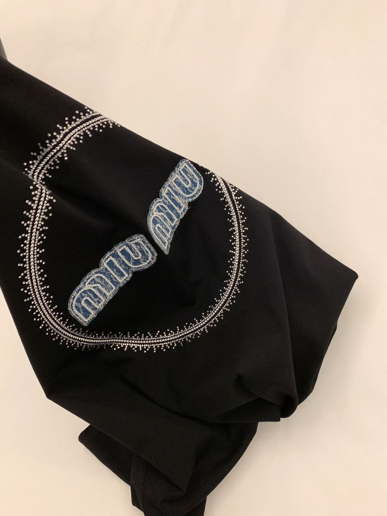 M1UM1U 刺繍レタリングTシャツ【 50％割引+送料無料】