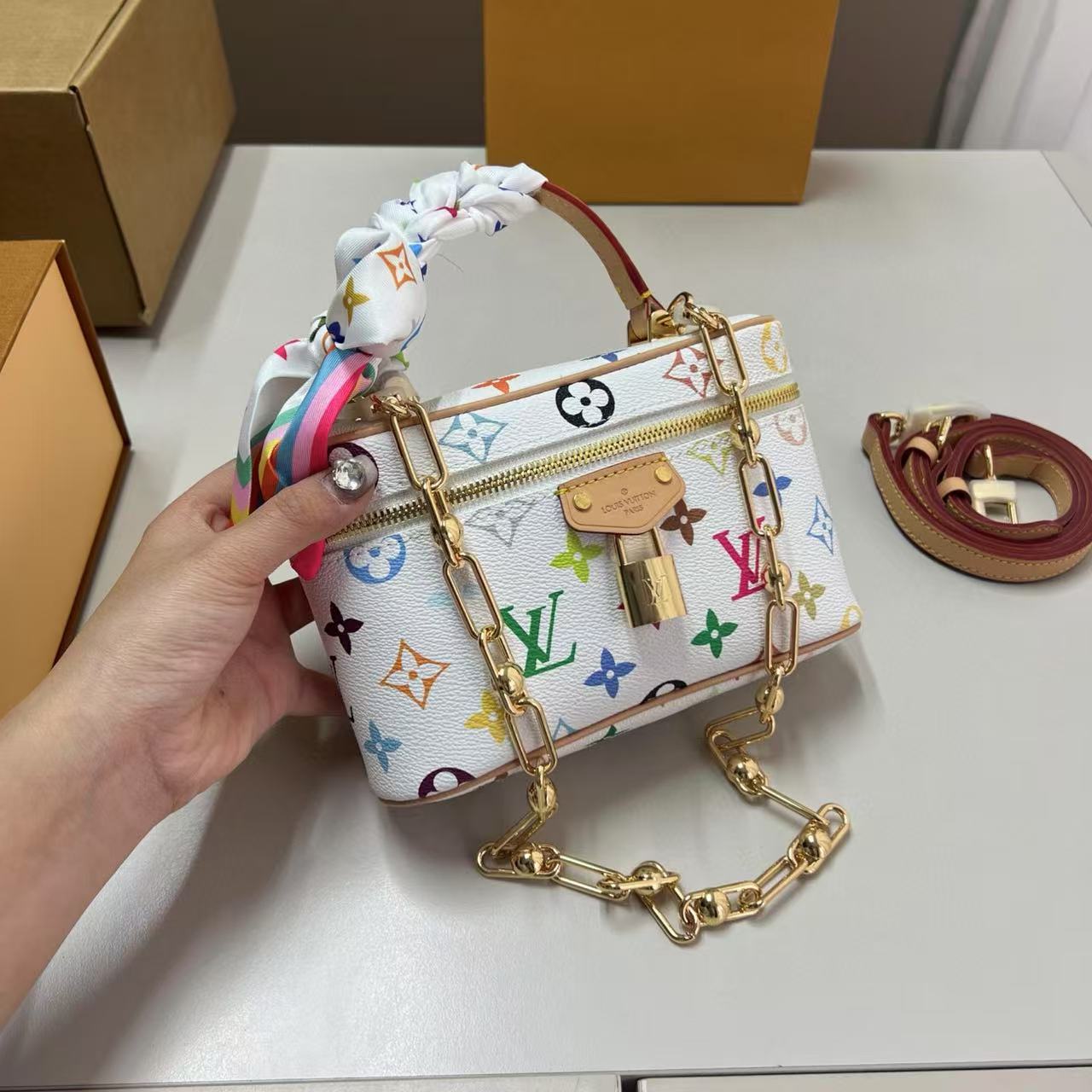 LVチェーンコスメバッグ【 50％割引+送料無料】