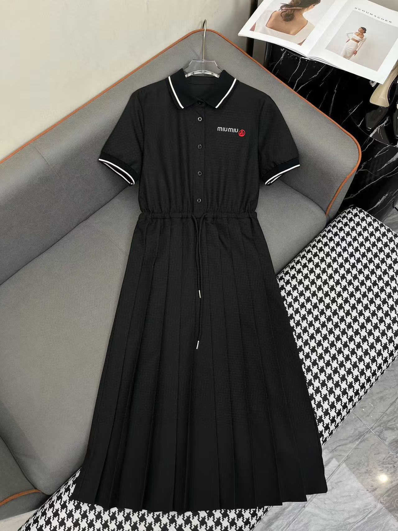 M1UM1U ラペル刺繍レター半袖ワンピース【 50％割引+送料無料】