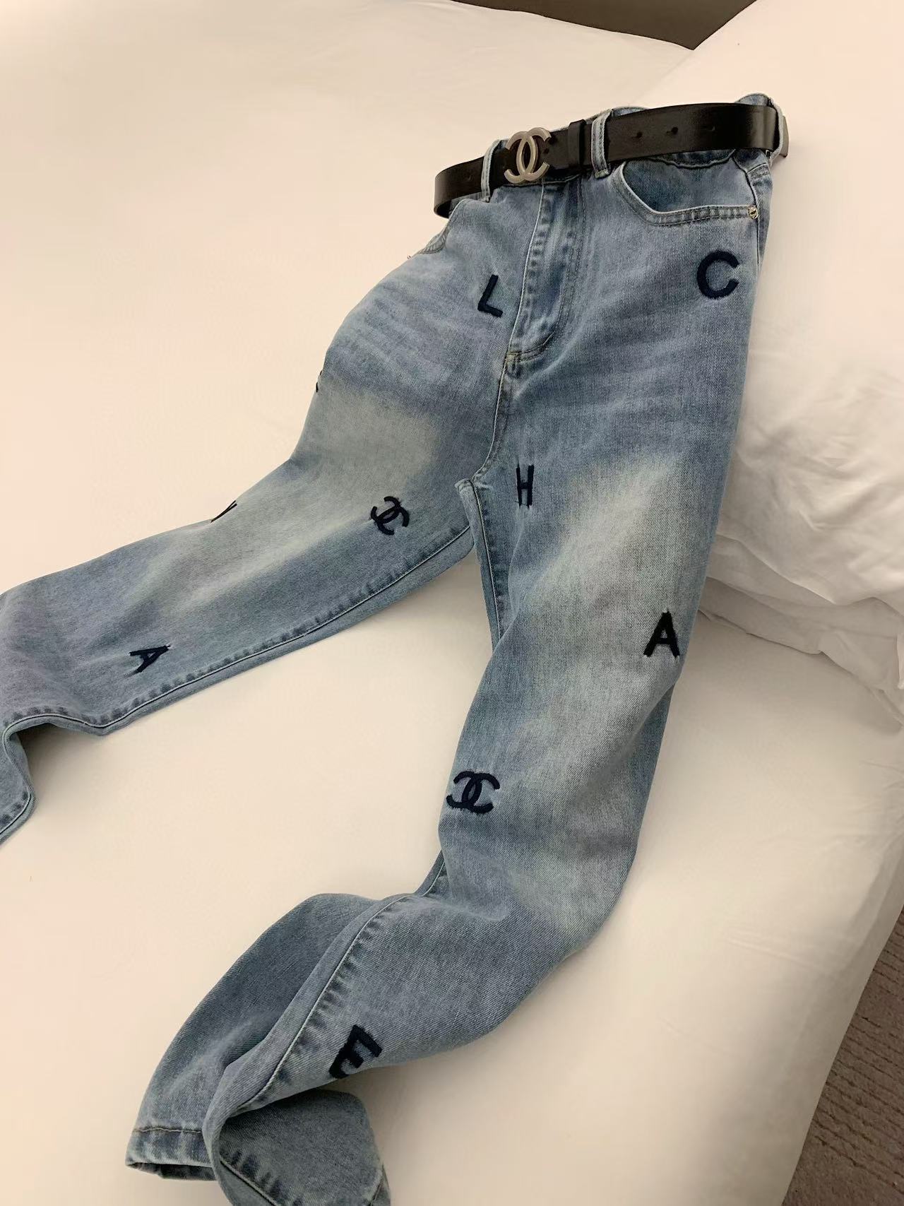 CHANE1 刺繍文字とベルト付きジーンズ【 50％割引+送料無料】