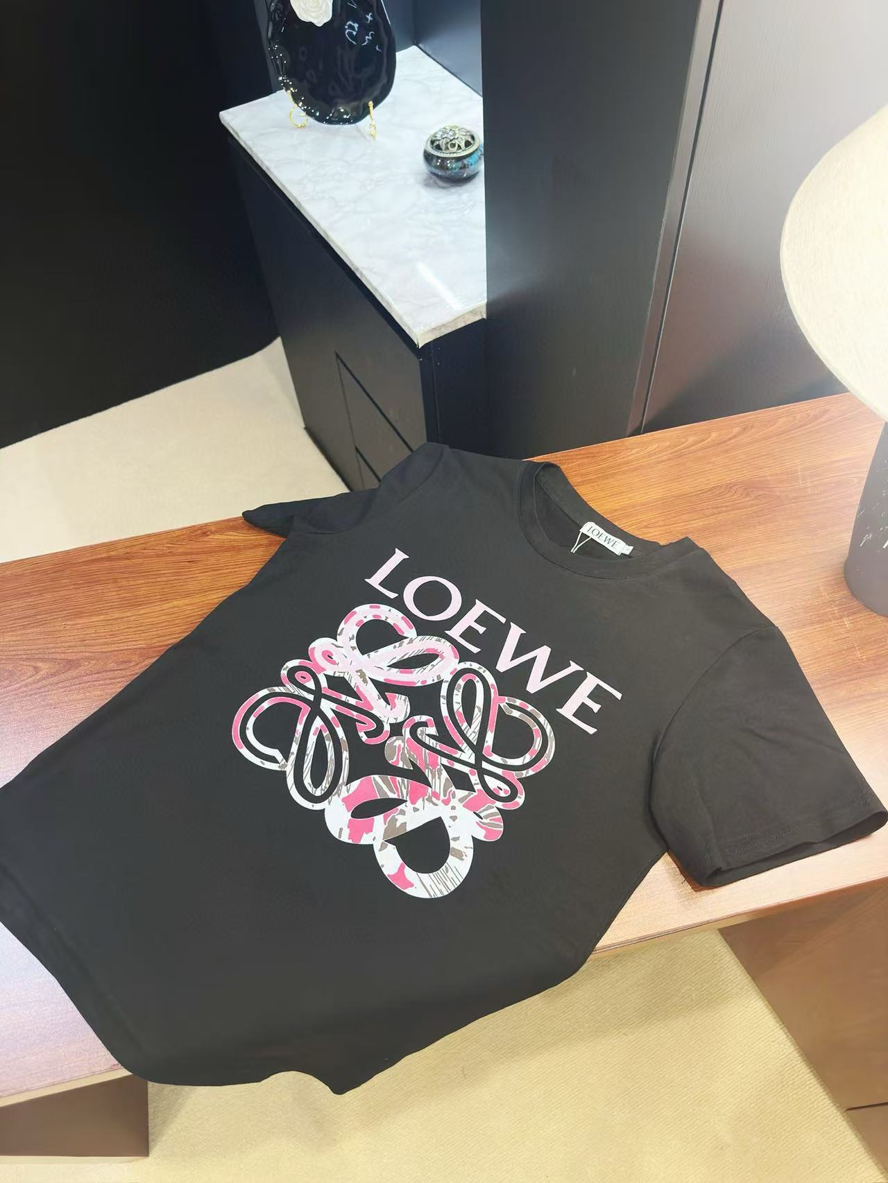L0WEW ロゴプリントTシャツ【 50％割引+送料無料】