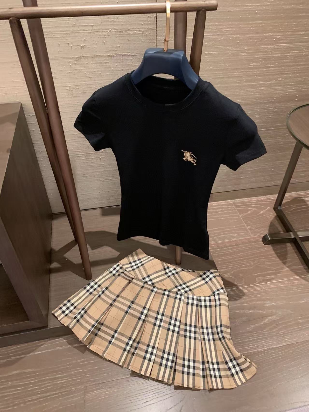BUR8ERRY 刺繍半袖Tシャツ+スカート2点セット【 50％割引+送料無料】
