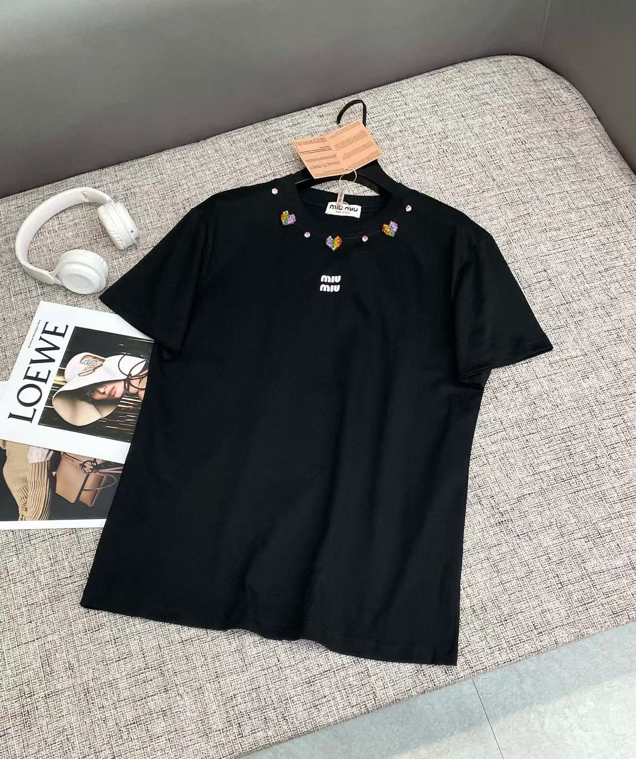 M1UM1U ビーズレインボー 3D レター Tシャツ【 50％割引+送料無料】