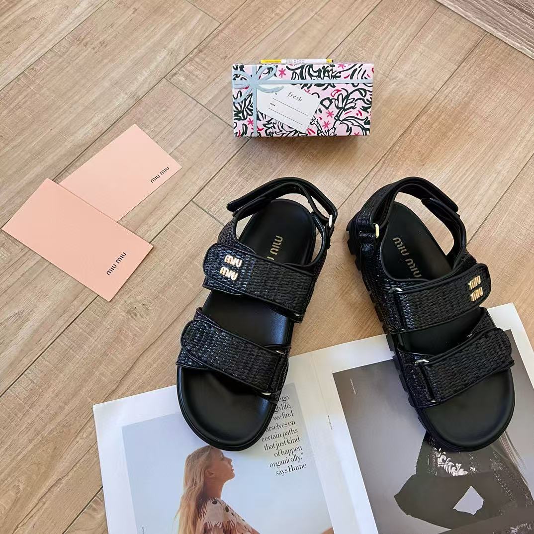 M1UM1U 編み込みサンダル【50％割引+送料無料】