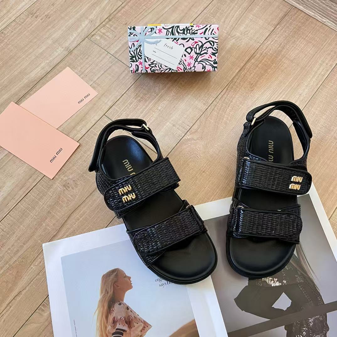 M1UM1U 編み込みサンダル【50％割引+送料無料】