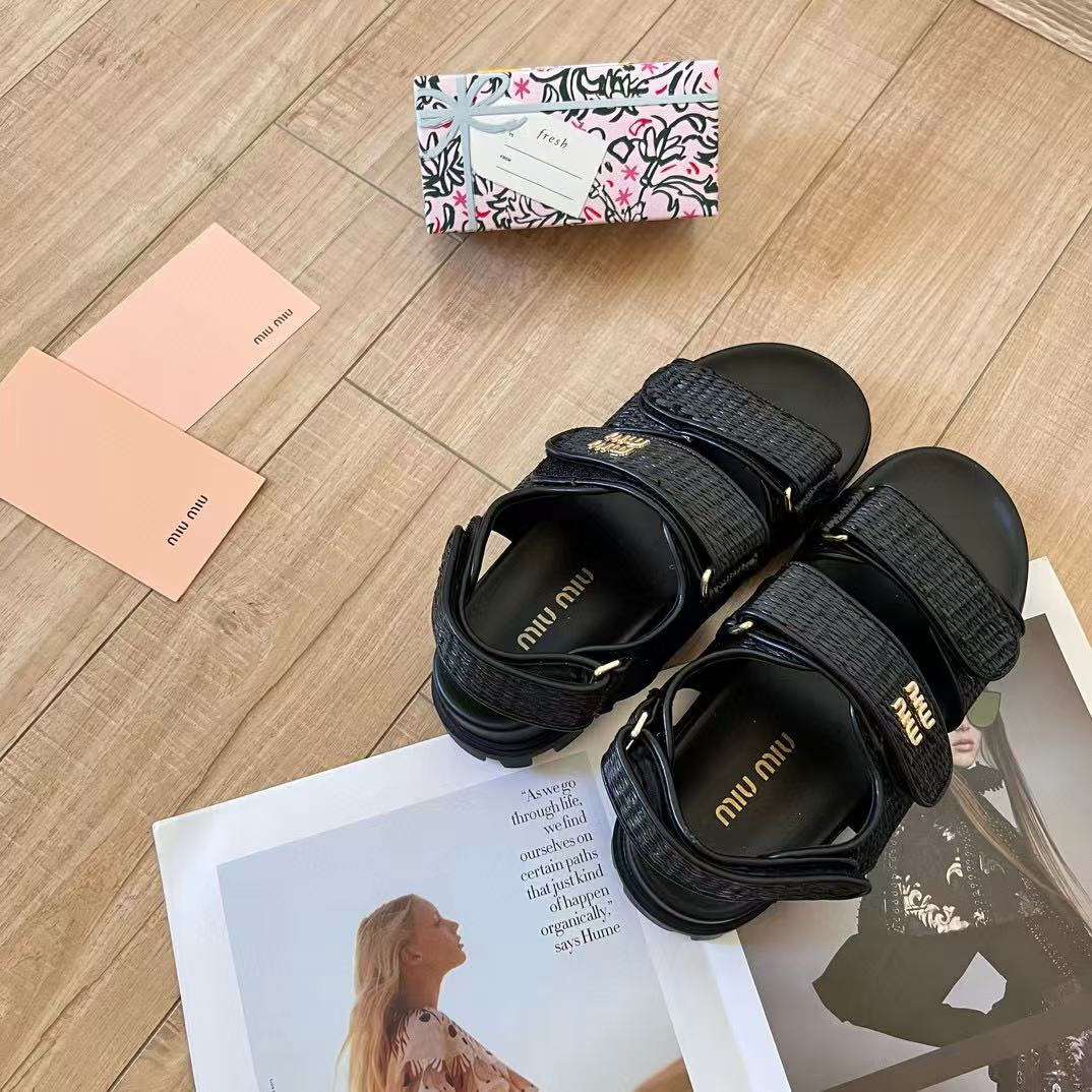 M1UM1U 編み込みサンダル【50％割引+送料無料】