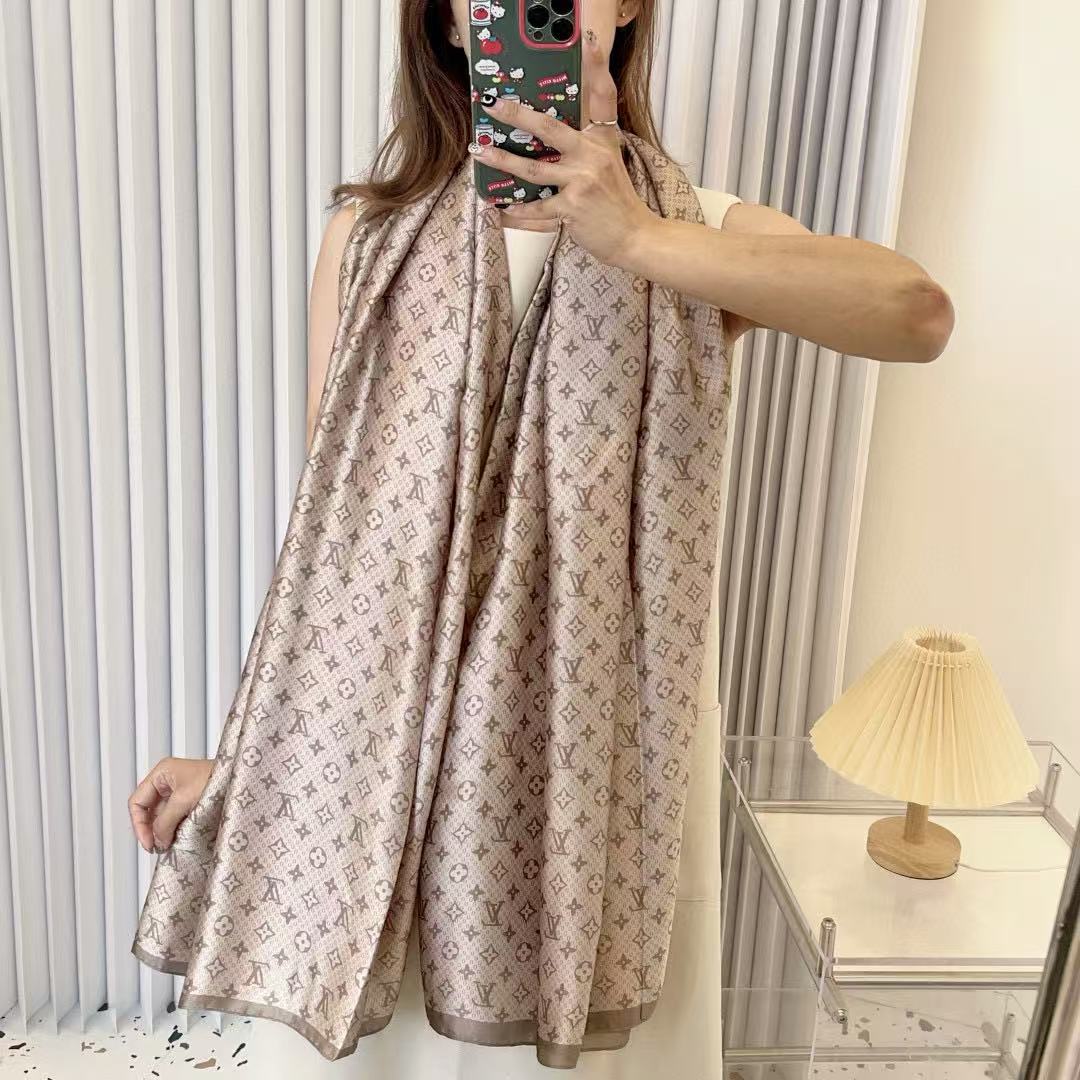 LVフルロゴプリントスカーフ【 50％割引+送料無料】