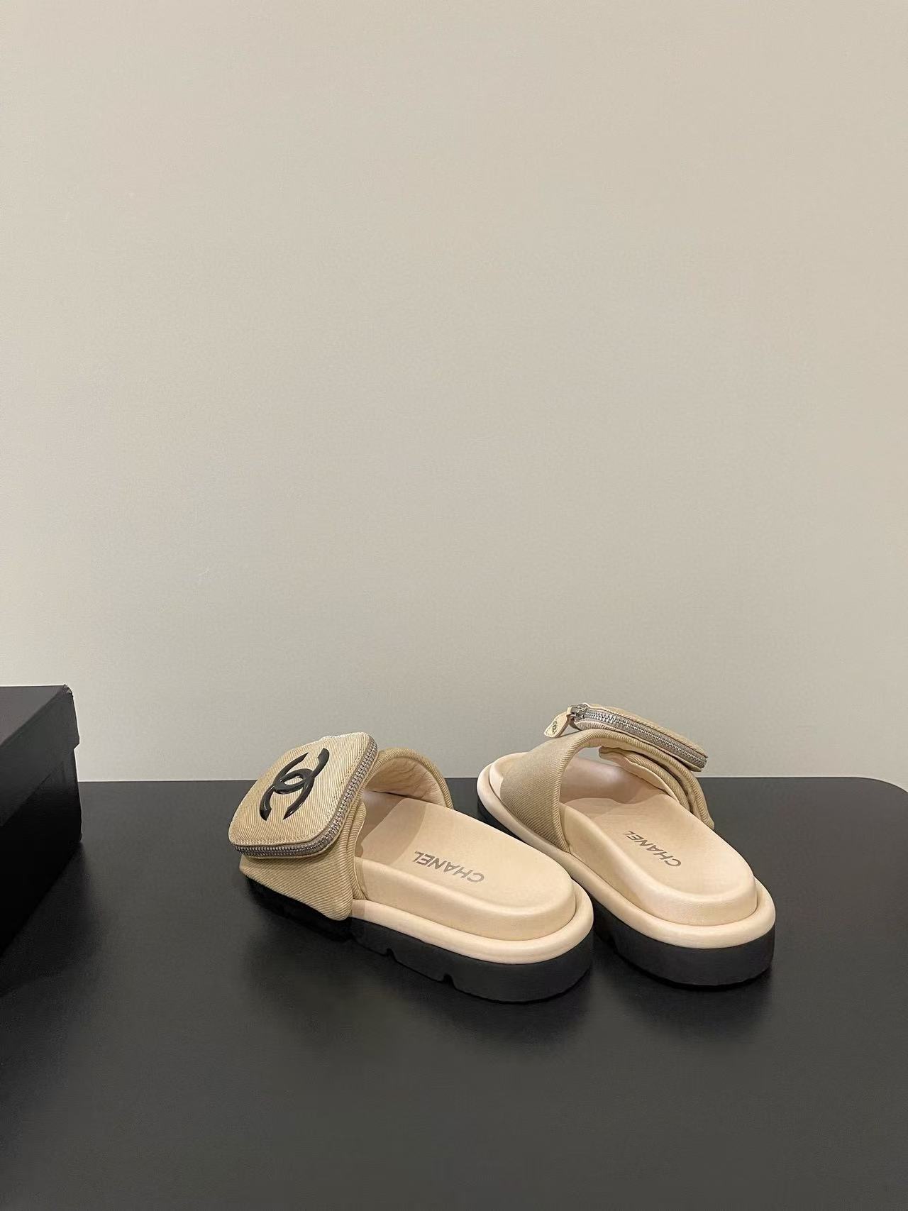 CHANE1 高品質 大きなロゴ ジッパー 厚底スリッパ【50％割引+送料無料】