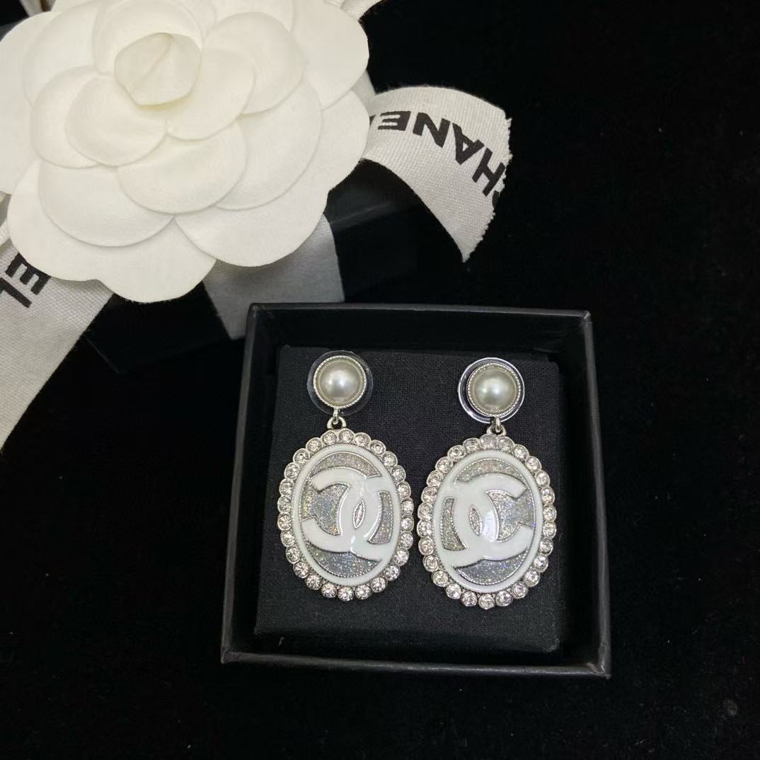 CHANE1 ダブルC ホワイトエナメルオーバルイヤリング【 50％割引+送料無料】