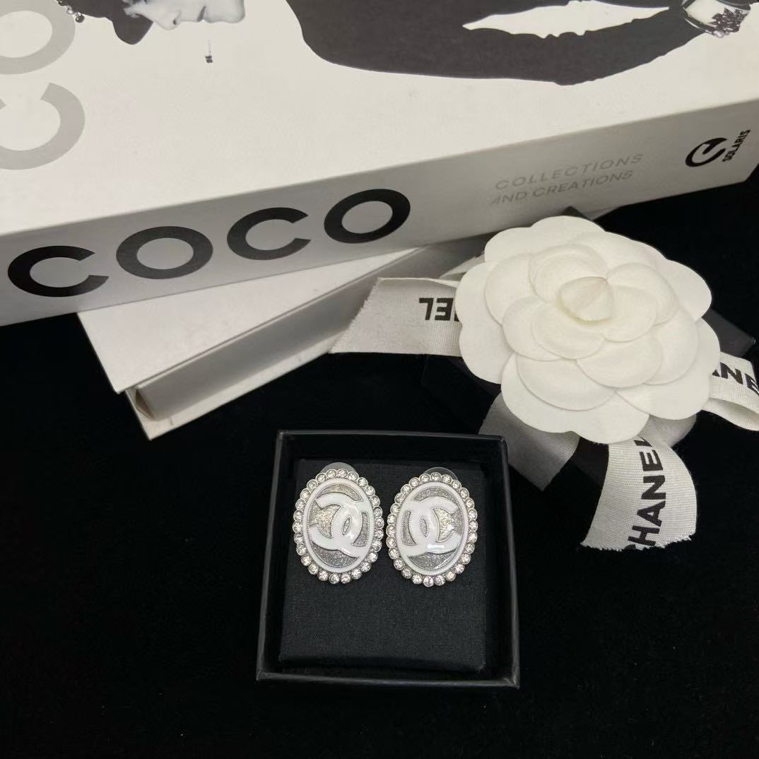 CHANE1 ダブル c オーバル ホワイト エナメル スタッド ピアス【 50％割引+送料無料】