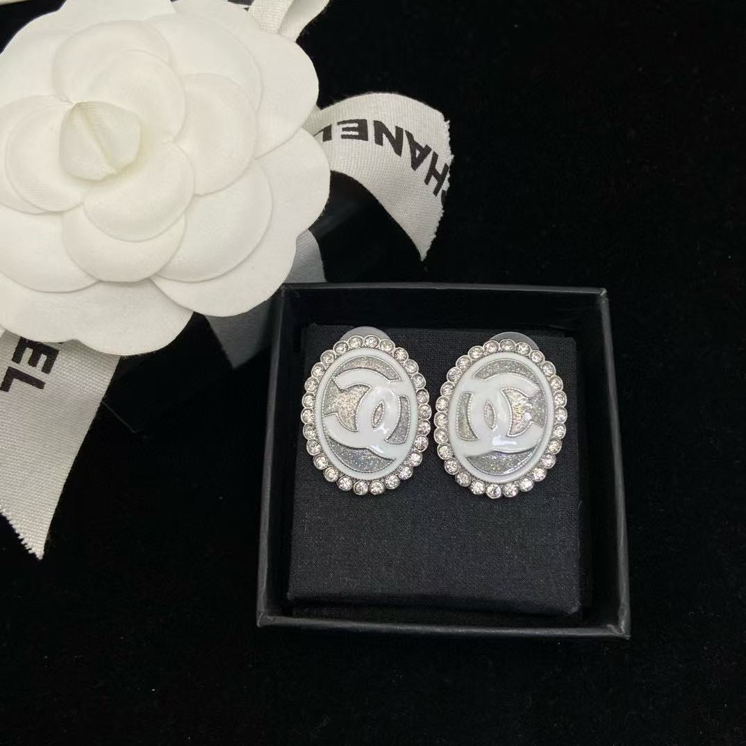 CHANE1 ダブル c オーバル ホワイト エナメル スタッド ピアス【 50％割引+送料無料】