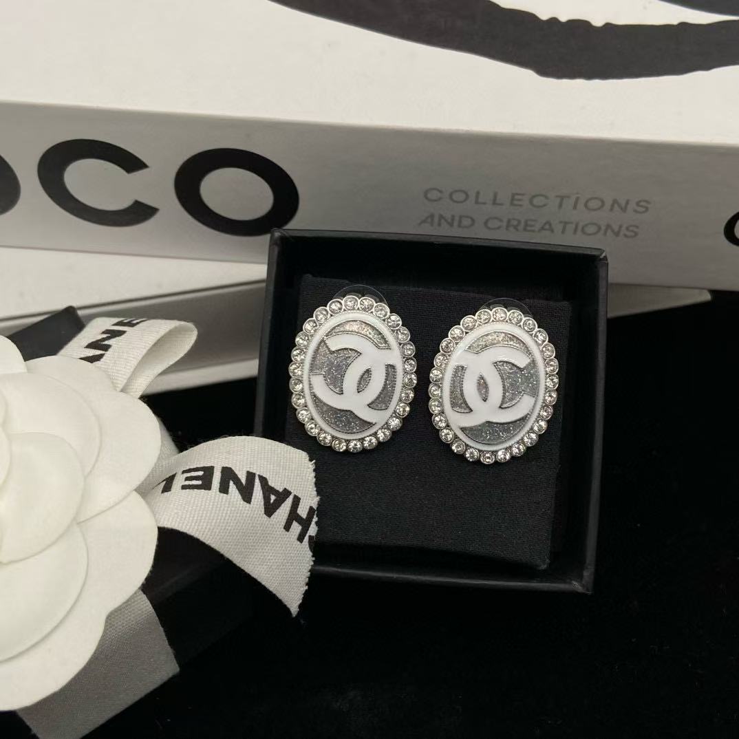 CHANE1 ダブル c オーバル ホワイト エナメル スタッド ピアス【 50％割引+送料無料】