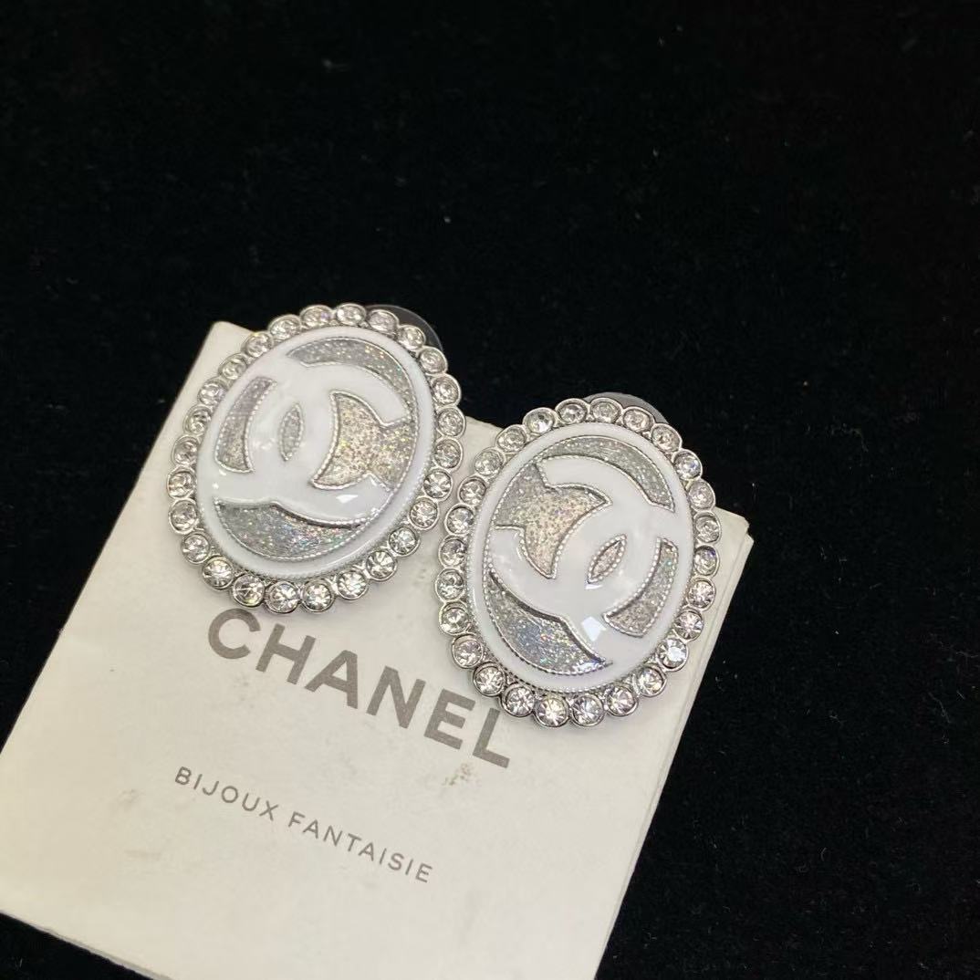 CHANE1 ダブル c オーバル ホワイト エナメル スタッド ピアス【 50％割引+送料無料】