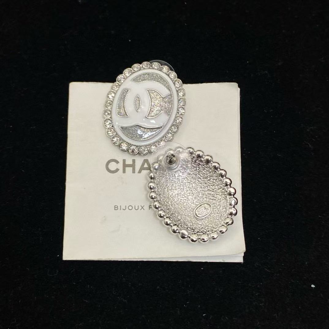 CHANE1 ダブル c オーバル ホワイト エナメル スタッド ピアス【 50％割引+送料無料】