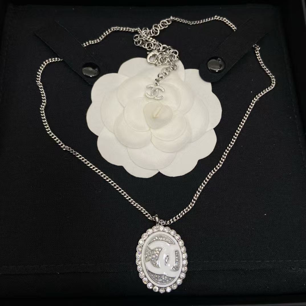 CHANE1 ダブルCオーバルホワイトエナメルネックレス【 50％割引+送料無料】