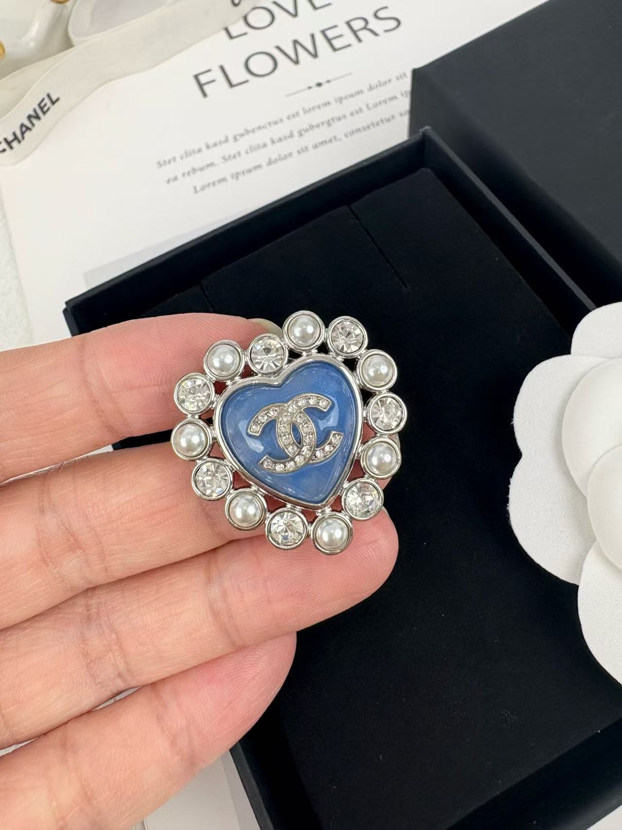 CHANE1 ブルーハートダイヤモンドブローチ【 50％割引+送料無料】