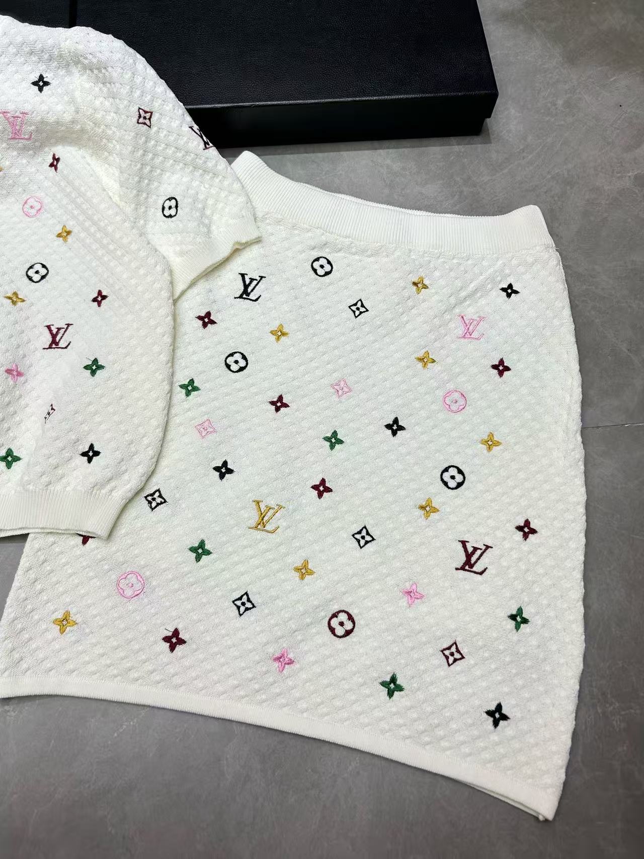 LVカラーロゴウール半袖2点セット【 50％割引+送料無料】