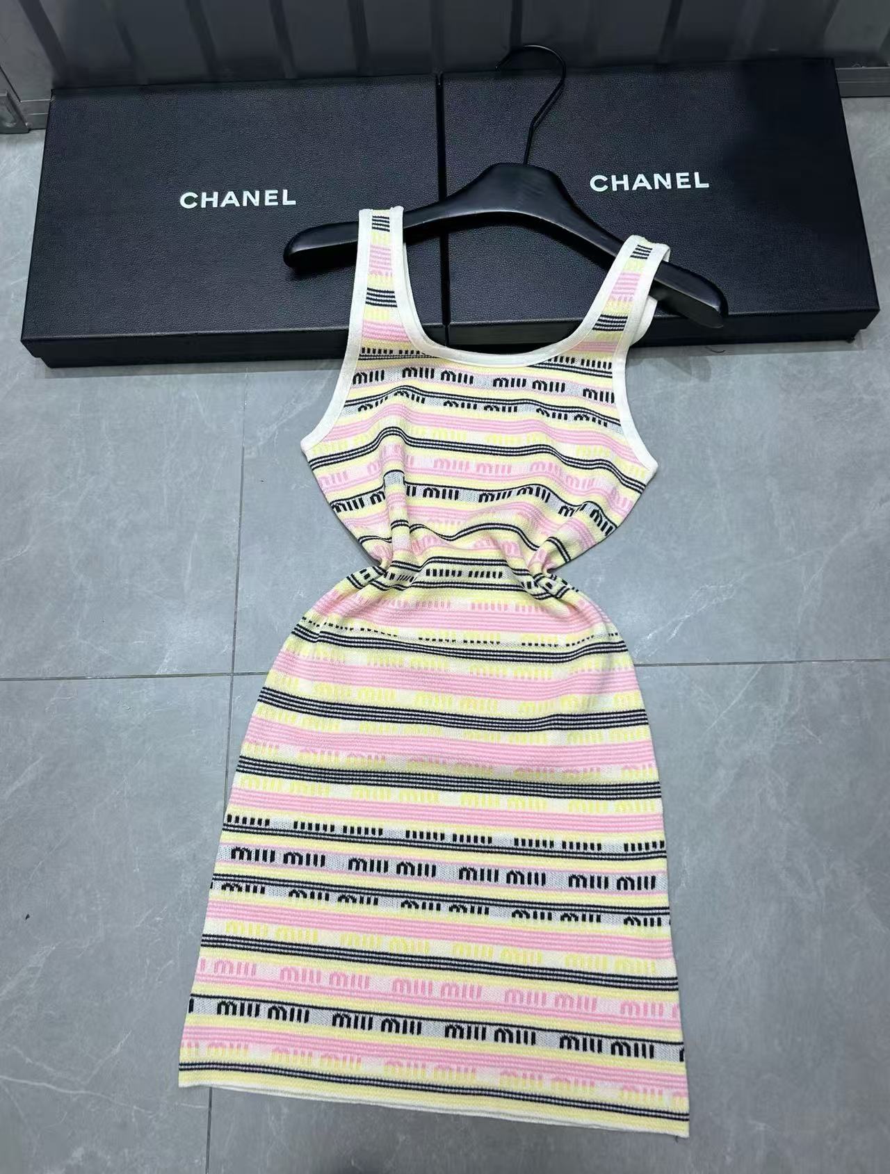 M1UM1U カラフルレターウールサスペンダードレス【 50％割引+送料無料】